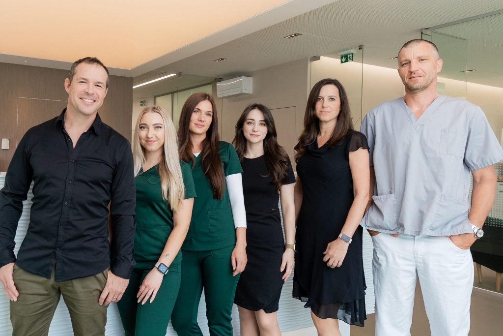 Večné Zuby - Smile Clinic Bratislava | Špecialisti na celoživotné zubné implantáty